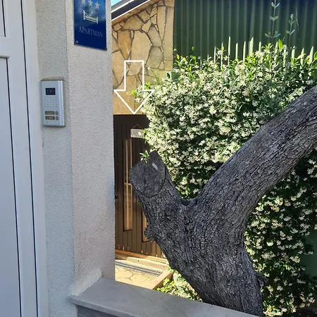 Apartment In 3652-3 *